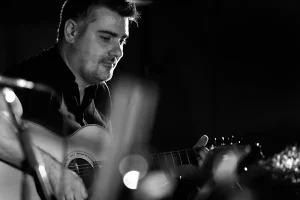 Guitariste du duo Orange music lors d'une animation de cocktail de mariage à Montpellier (34)