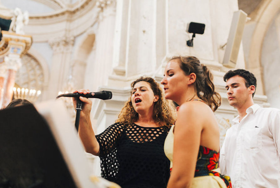 Chanteuse t musiciens accompagnent une invitée lors d'un mariage à L'Isle sur La Sorgue dans le Vaucluse