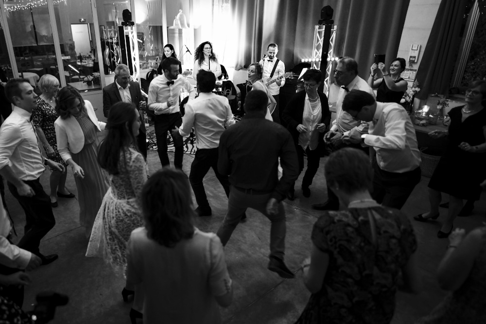 Les invités dansent pendant la soirée de mariage