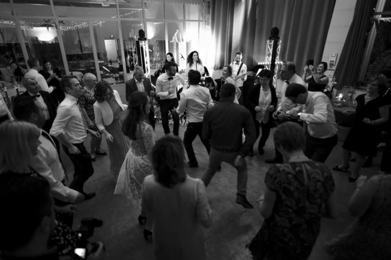 Le groupe de musique anime une soirée dansante de mariage à Saint Tropez
