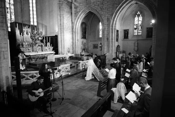 Musiciens qui animent une cérémonie religieuse à Carpentras chanteuse et guitariste