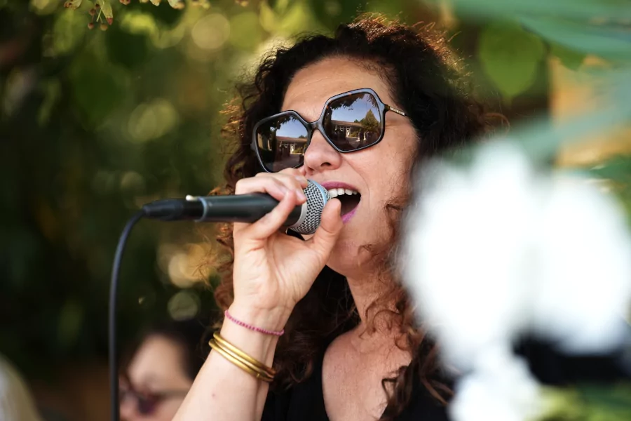 La chanteuse du groupe de musique anime un mariage à saint remy de provence