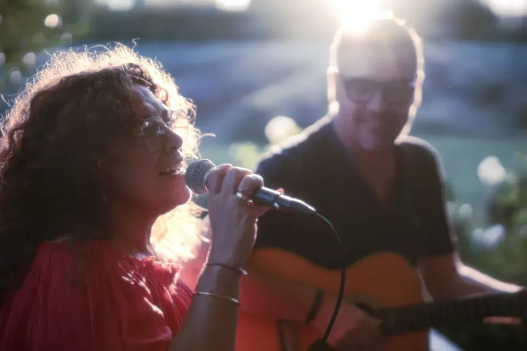 Le groupe de musique en formation duo pour animer un mariage bohème et chic à Alès dans les Cévennes