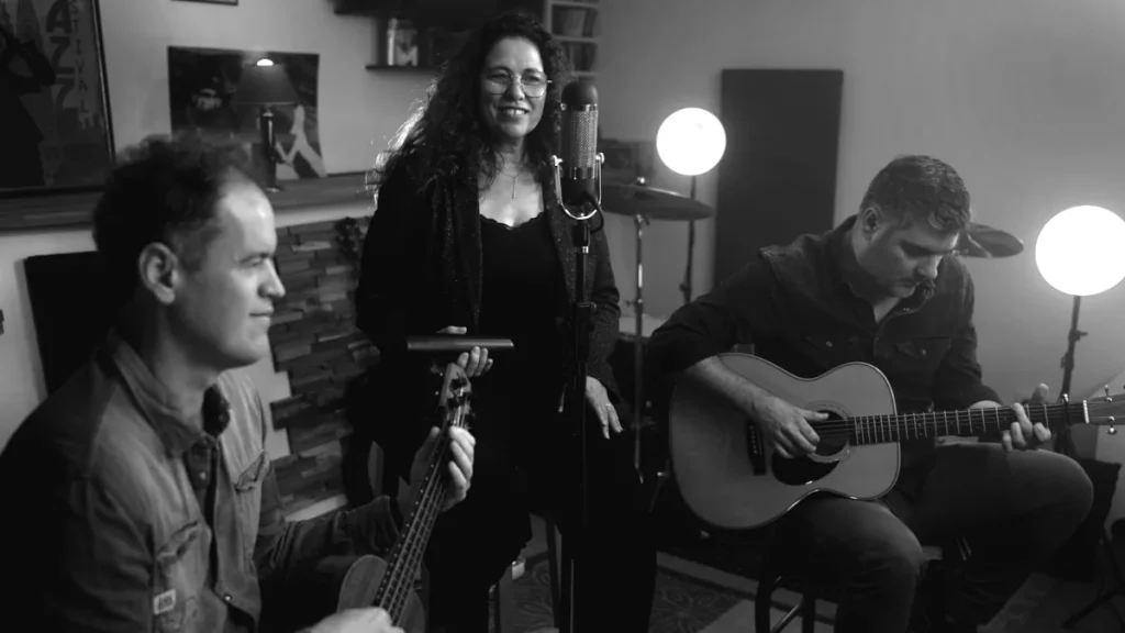 Le groupe de musique à Avignon en Trio Chanteuse guitariste et bassiste, animation musicale de mariage