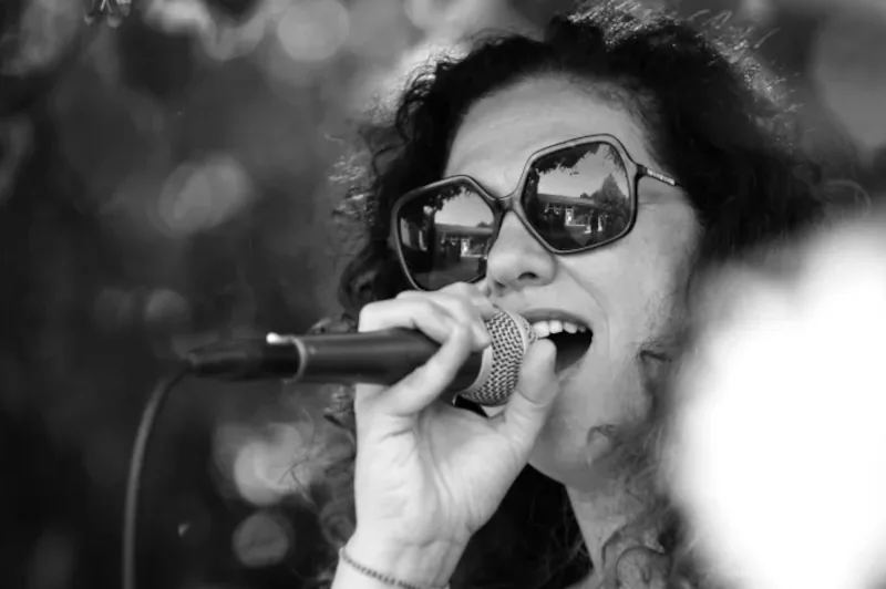La Chanteuse du groupe en formation duo à Salon de Provence dans les Bouches du Rhone