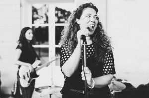 Chanteuse du groupe Orange Trio Music