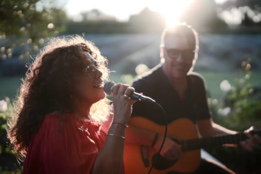 Le groupe de musique pour l'animation d'un cocktail à l'isle sur la Sorgue - Les musiciens en duo chanteuse et guitariste