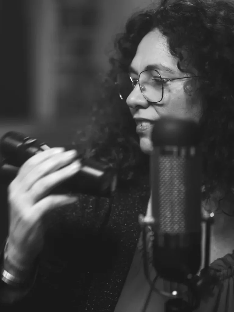 Chanteuse jouant du shaker pour un duo acoustique de musique live de cocktail de mariage