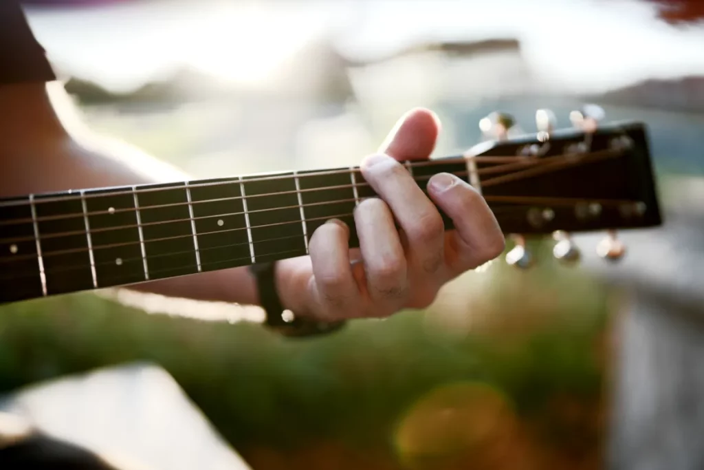 Gros plan sur une guitare acoustique, instrument essentiel du style Pop-Folk pour animation de cocktail de mariage