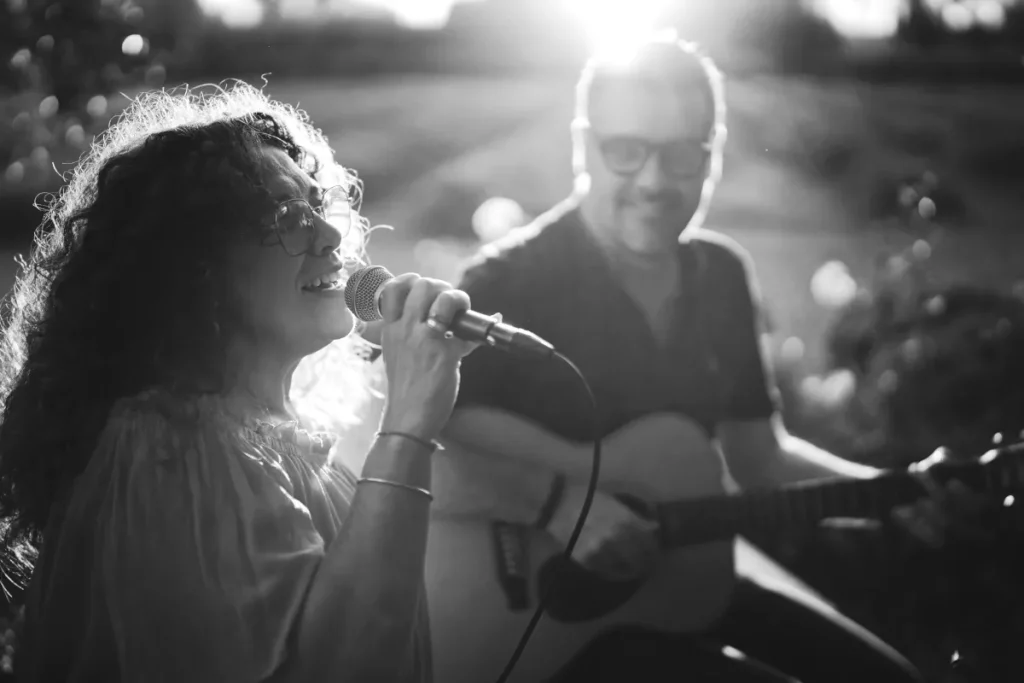 Chanteuse et guitariste du groupe Orange Trio Music en prestation live pour un restaurant